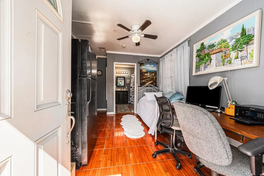 6503 Sharon Lane Hitchcock, TX 77563