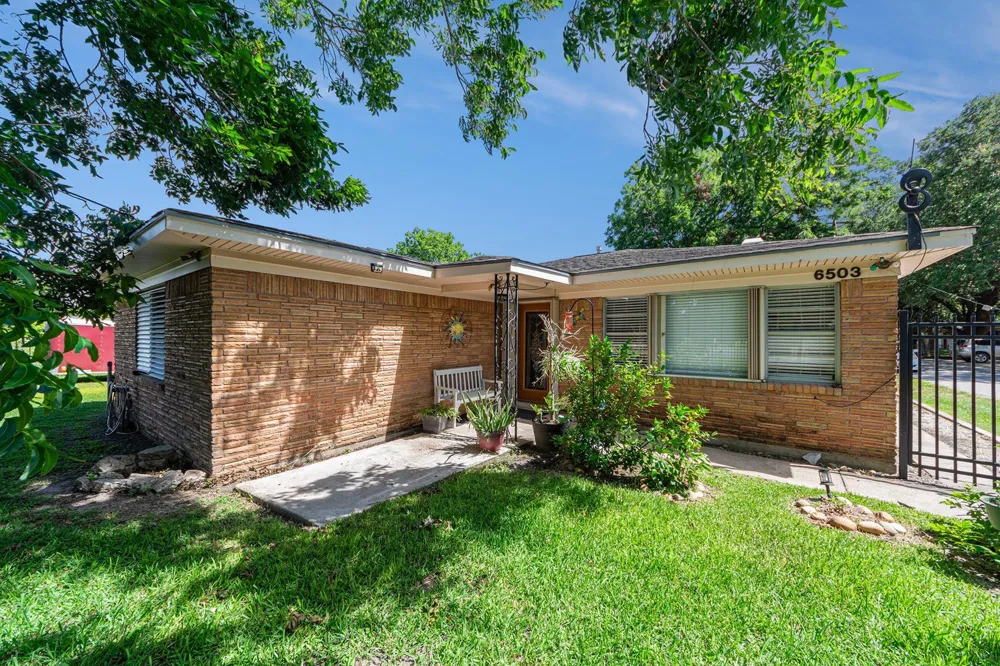 6503 Sharon Lane Hitchcock, TX 77563