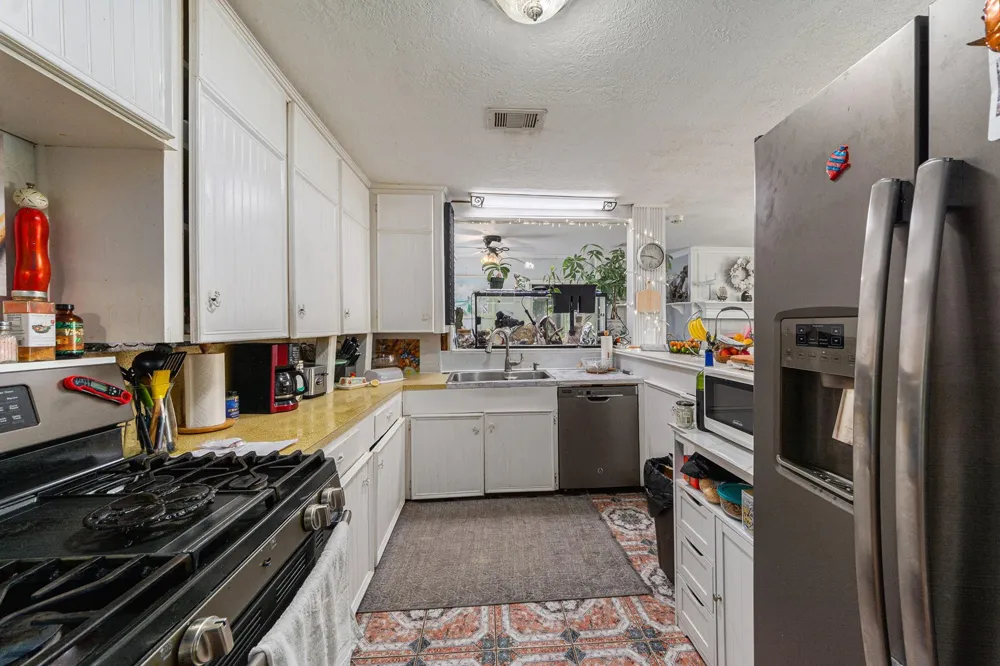 6503 Sharon Lane Hitchcock, TX 77563