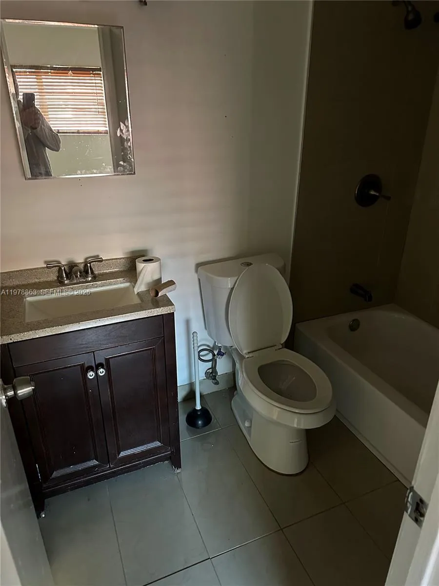 5223 NW 27th St #9B Lauderhill, FL 33313