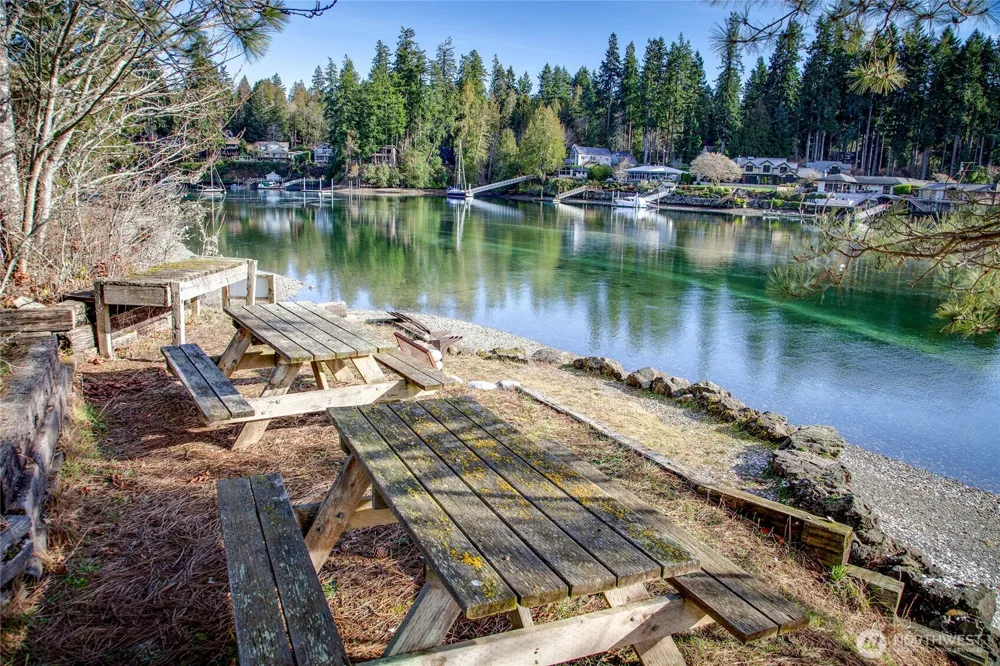 9190 Fox Cove Lane NE Bainbridge Island, WA 98110