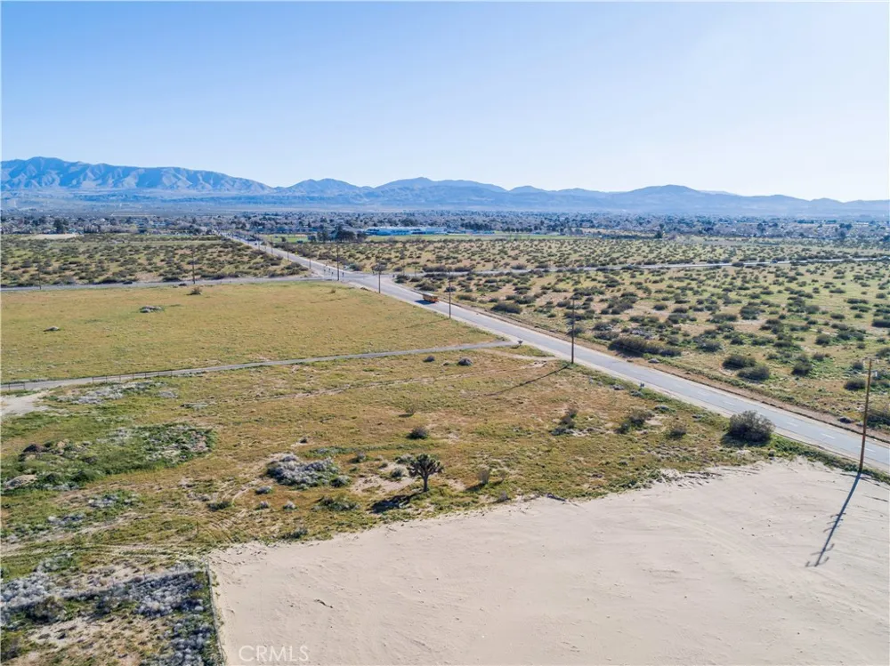 6 Sun Village, CA 93543