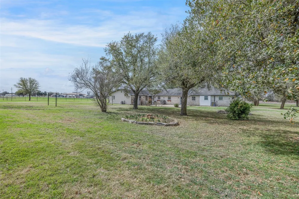 2042 Us Highway 77 Lott, TX 76656