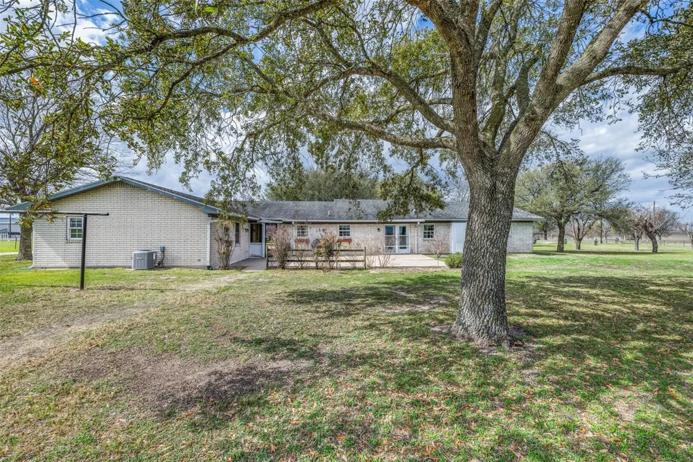 2042 Us Highway 77 Lott, TX 76656