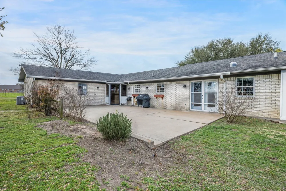 2042 Us Highway 77 Lott, TX 76656