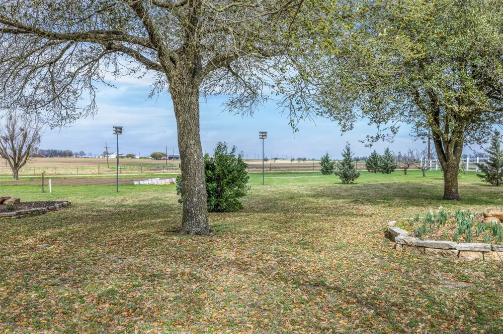 2042 Us Highway 77 Lott, TX 76656