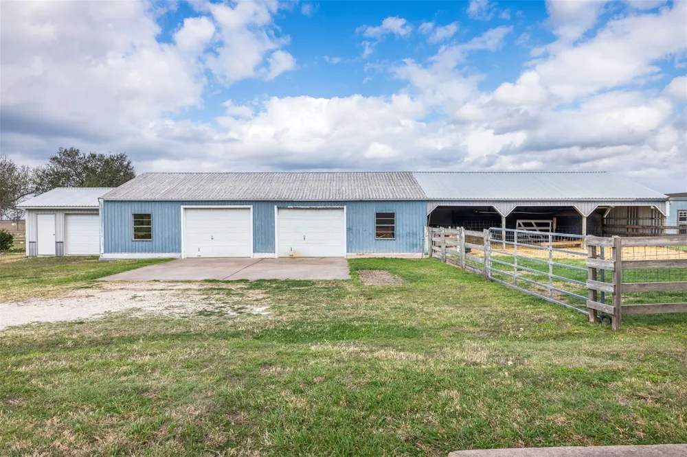 2042 Us Highway 77 Lott, TX 76656