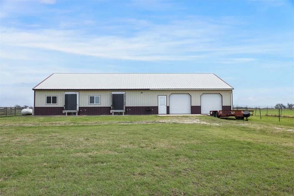 2042 Us Highway 77 Lott, TX 76656