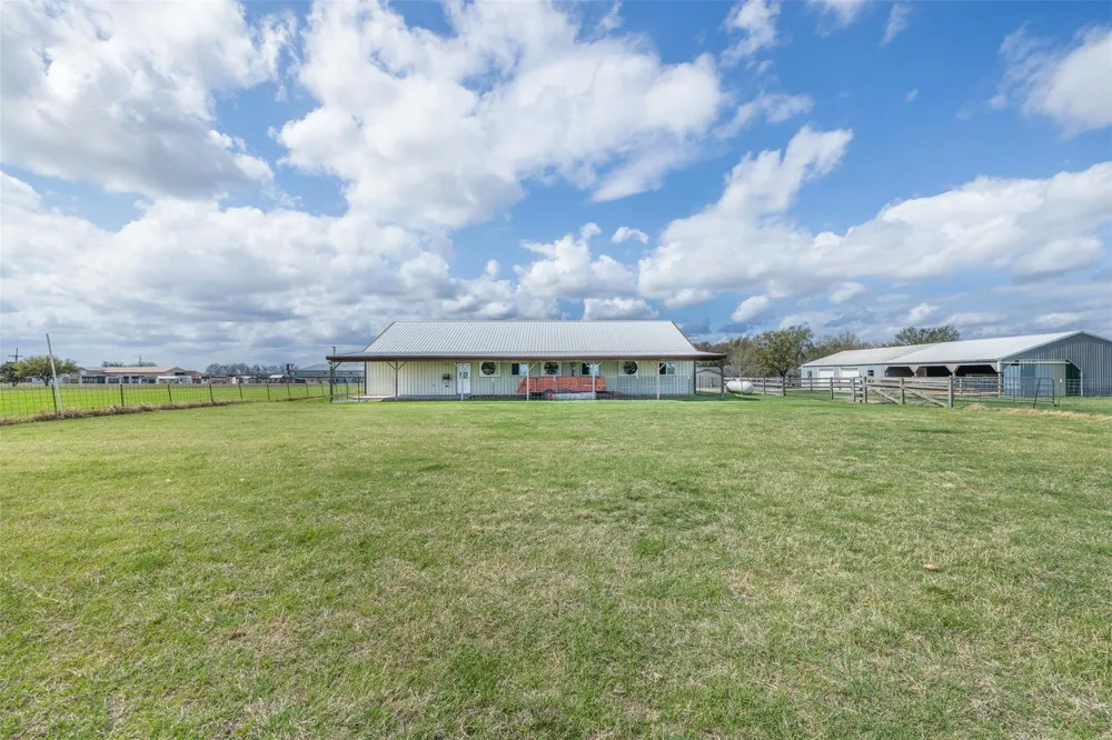 2042 Us Highway 77 Lott, TX 76656