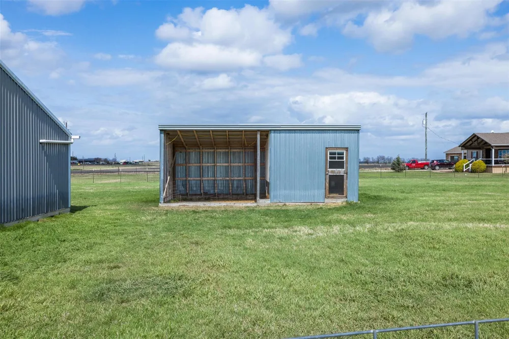 2042 Us Highway 77 Lott, TX 76656