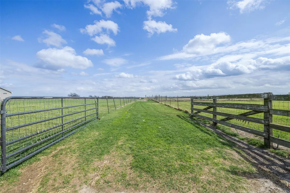 2042 Us Highway 77 Lott, TX 76656
