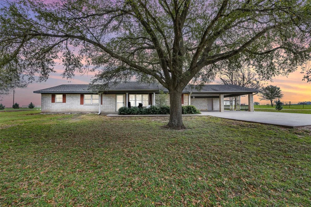 2042 Us Highway 77 Lott, TX 76656