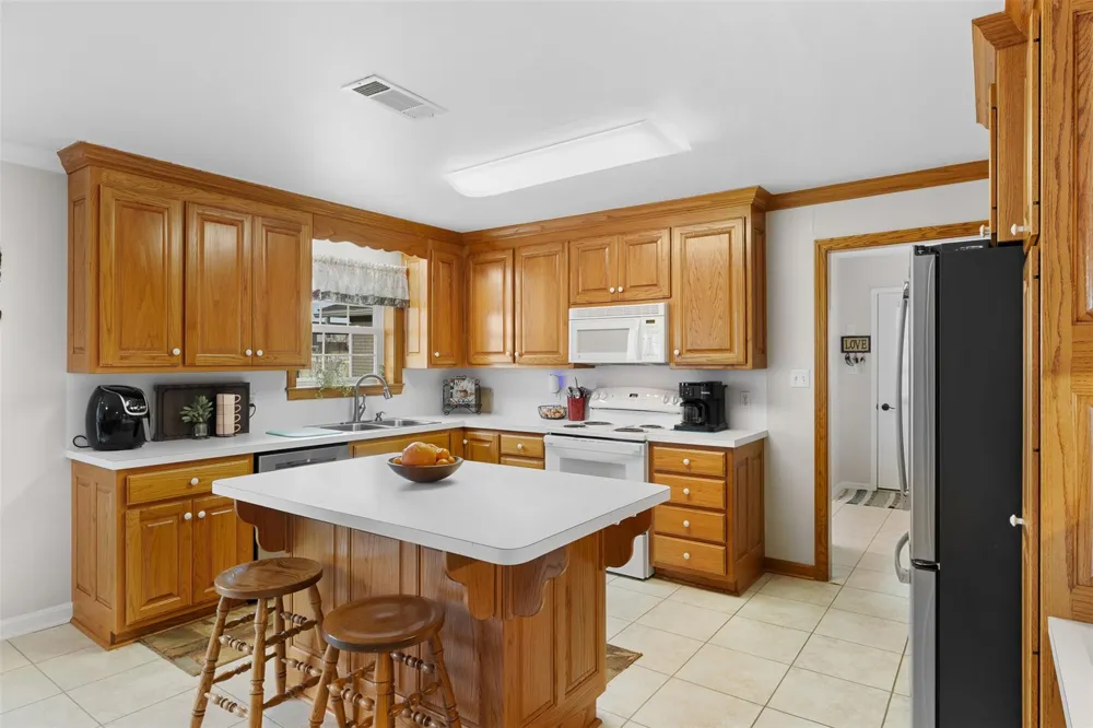 2042 Us Highway 77 Lott, TX 76656