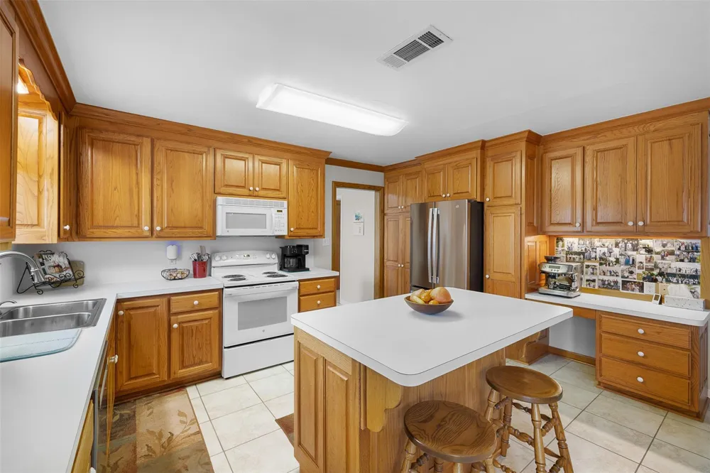 2042 Us Highway 77 Lott, TX 76656