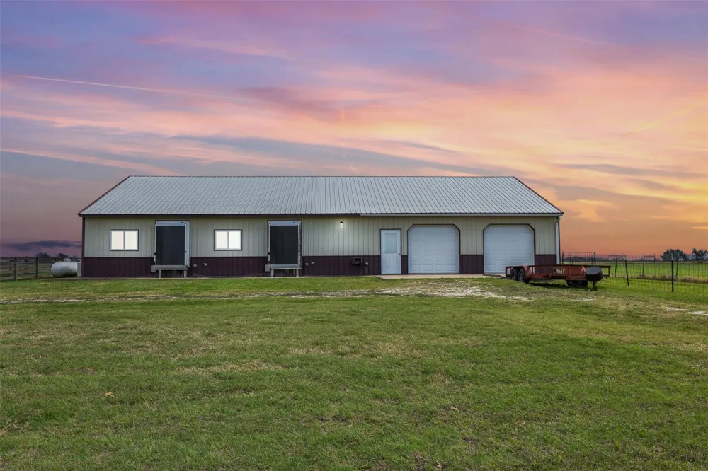2042 Us Highway 77 Lott, TX 76656