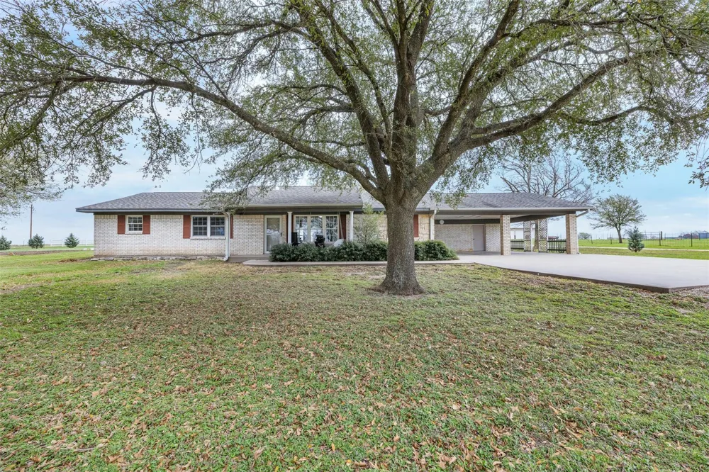 2042 Us Highway 77 Lott, TX 76656