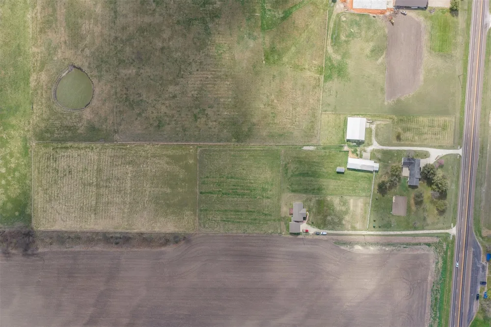 2042 Us Highway 77 Lott, TX 76656