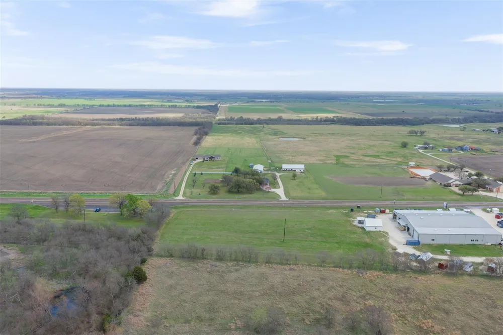 2042 Us Highway 77 Lott, TX 76656