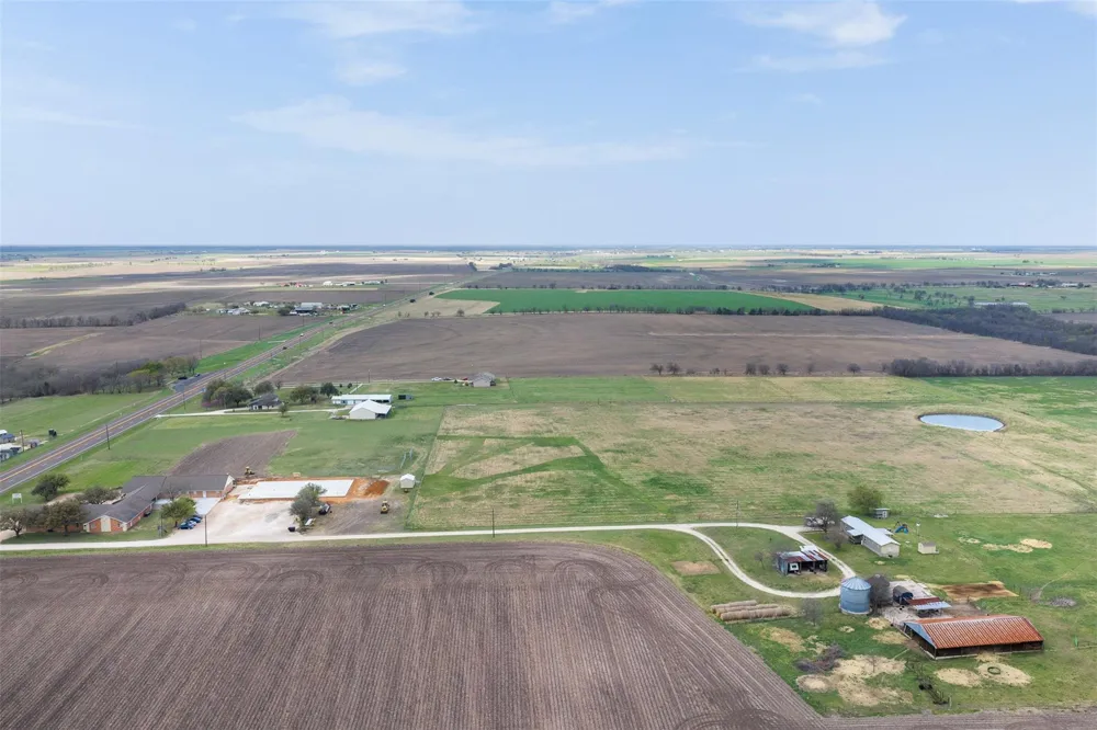 2042 Us Highway 77 Lott, TX 76656