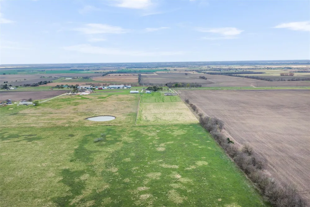 2042 Us Highway 77 Lott, TX 76656