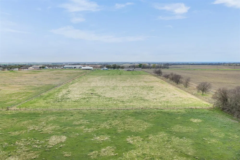2042 Us Highway 77 Lott, TX 76656