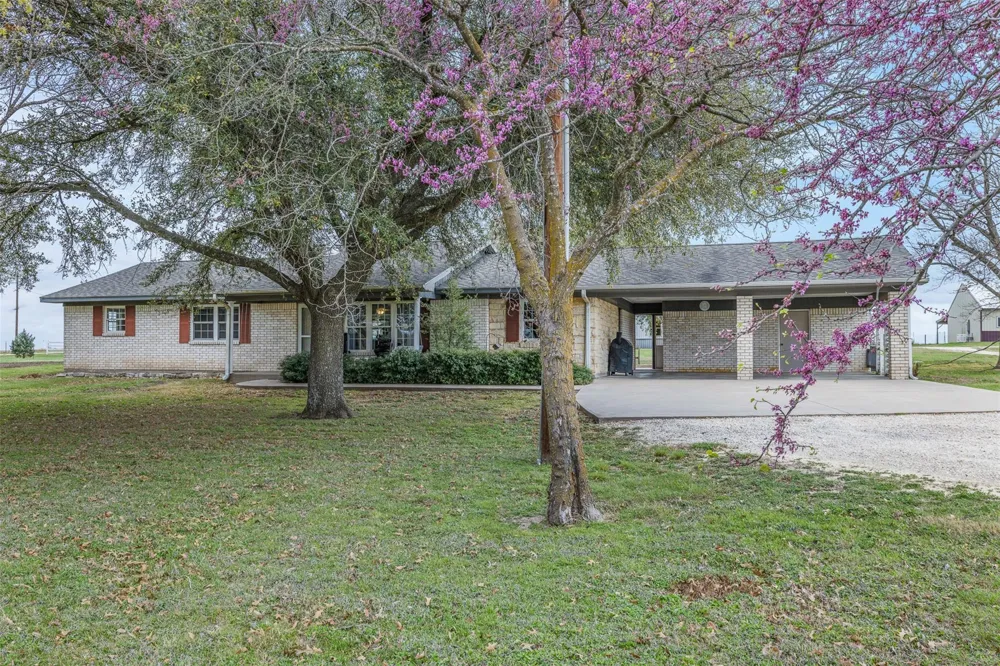 2042 Us Highway 77 Lott, TX 76656