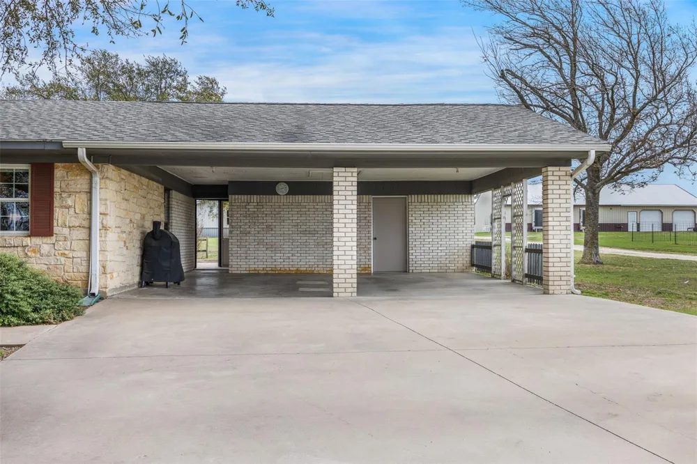 2042 Us Highway 77 Lott, TX 76656
