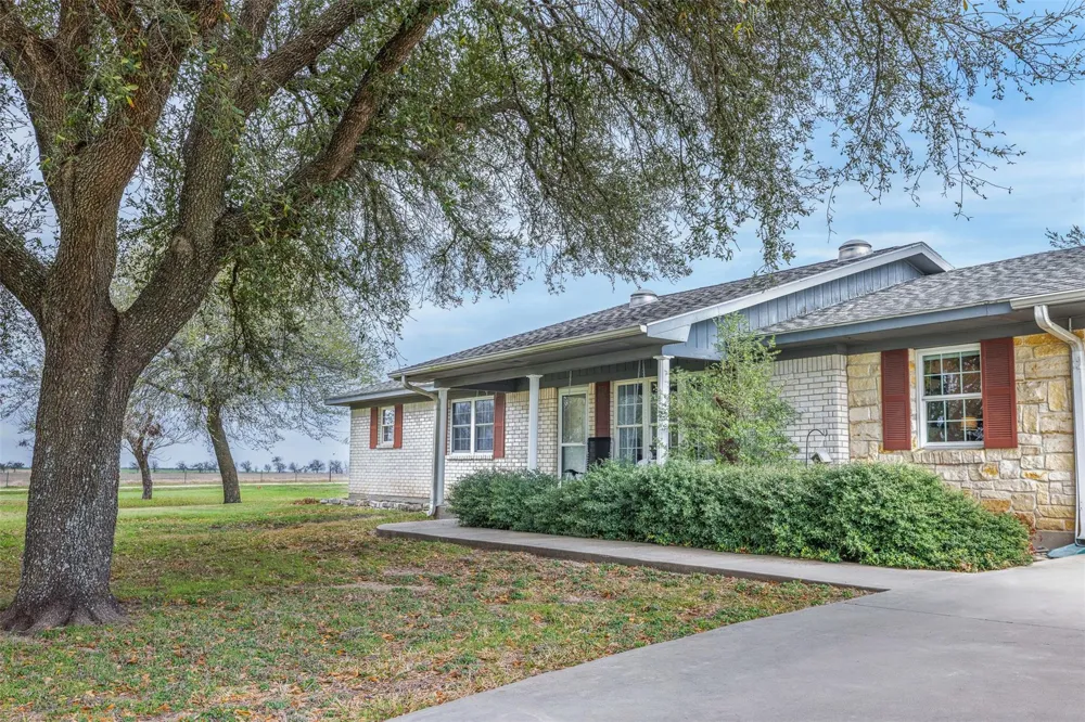 2042 Us Highway 77 Lott, TX 76656