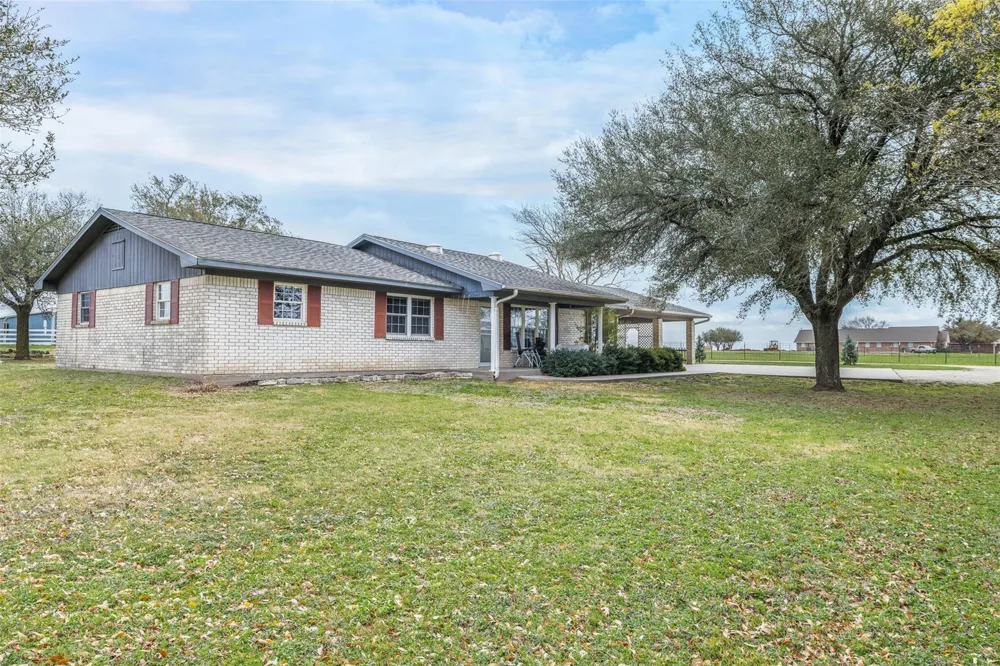 2042 Us Highway 77 Lott, TX 76656