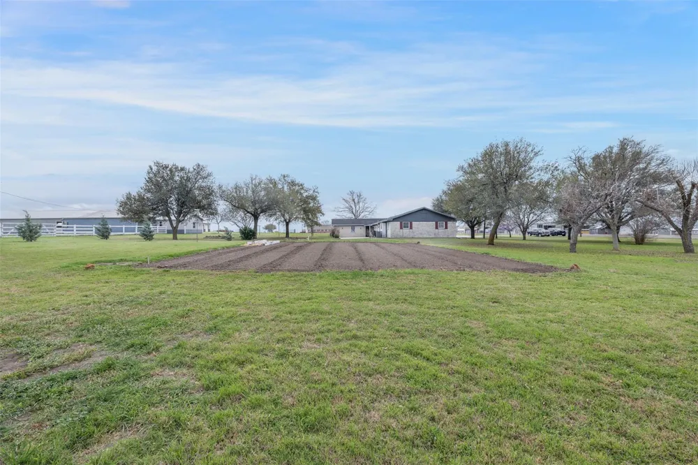 2042 Us Highway 77 Lott, TX 76656
