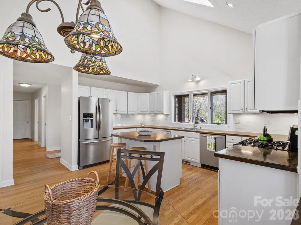 126 Hillcrest Drive Barnardsville, NC 28709