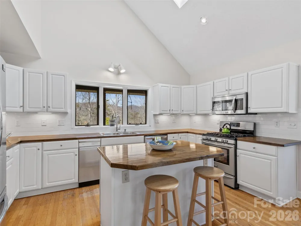 126 Hillcrest Drive Barnardsville, NC 28709
