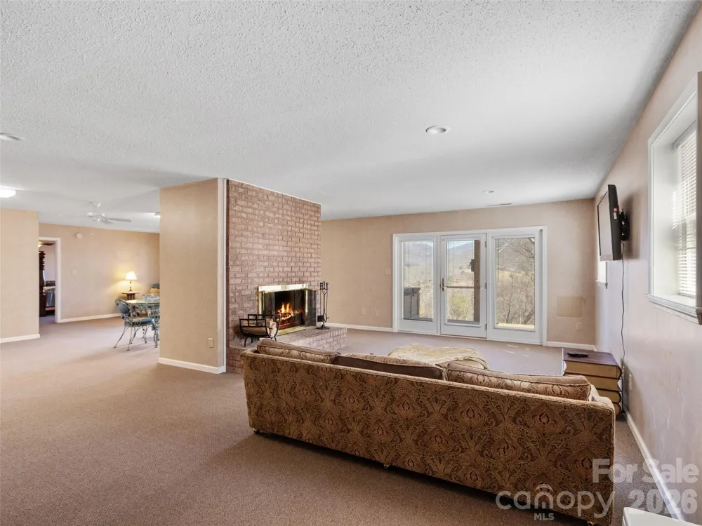 126 Hillcrest Drive Barnardsville, NC 28709