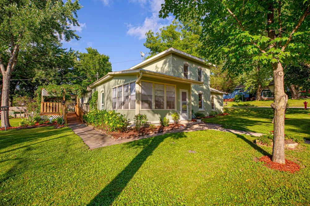 219 Davis Street Le Sueur, MN 56058