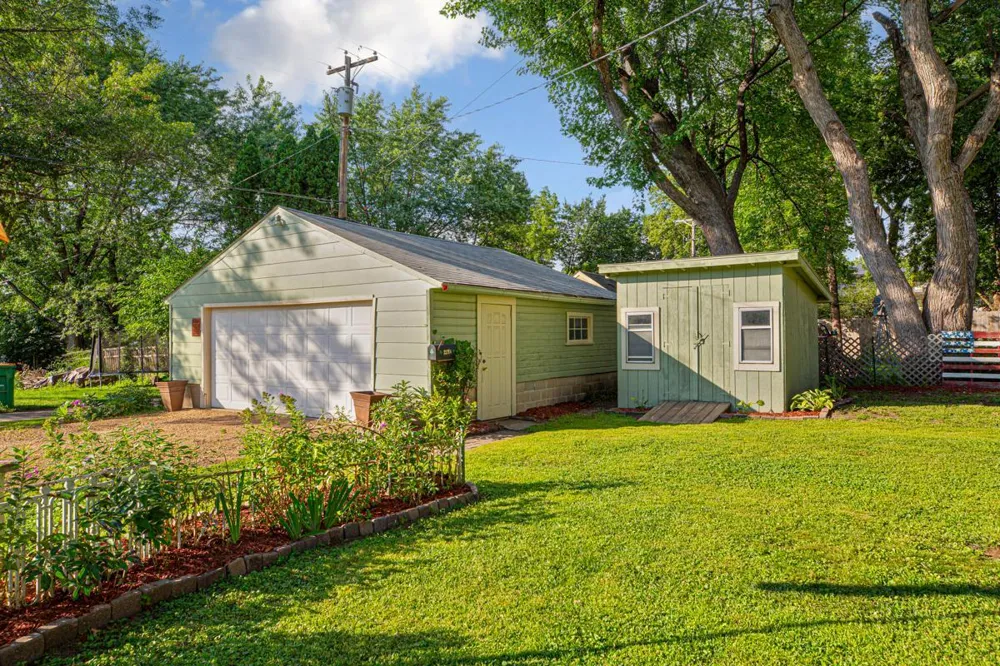 219 Davis Street Le Sueur, MN 56058