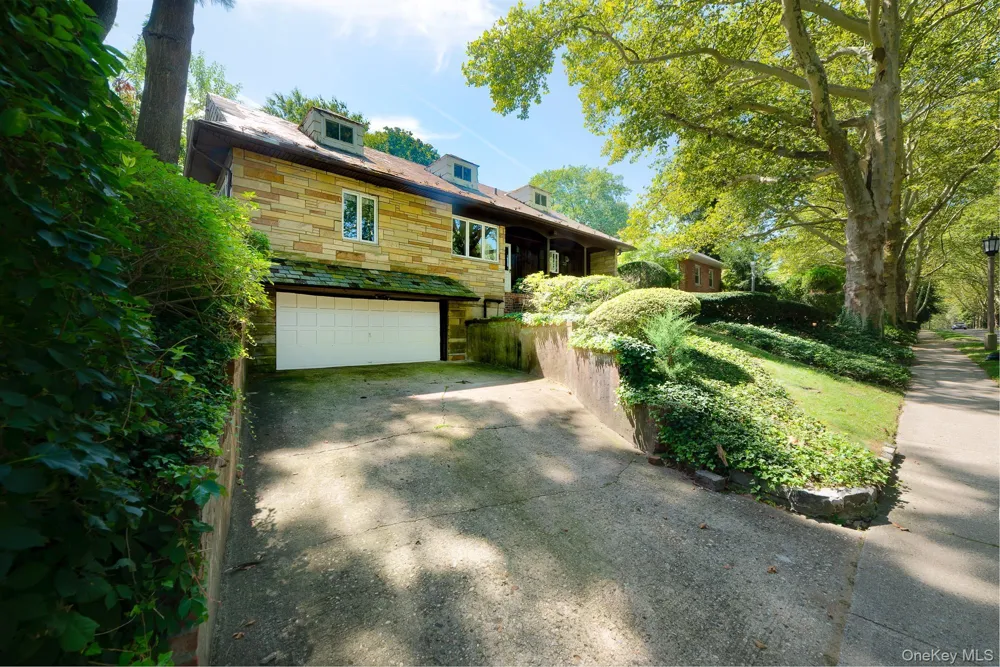 200 Melbourne Road Great Neck, NY 11021