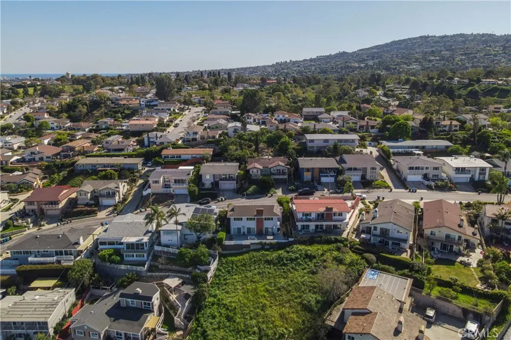 2067 Glentree Lomita, CA 90717