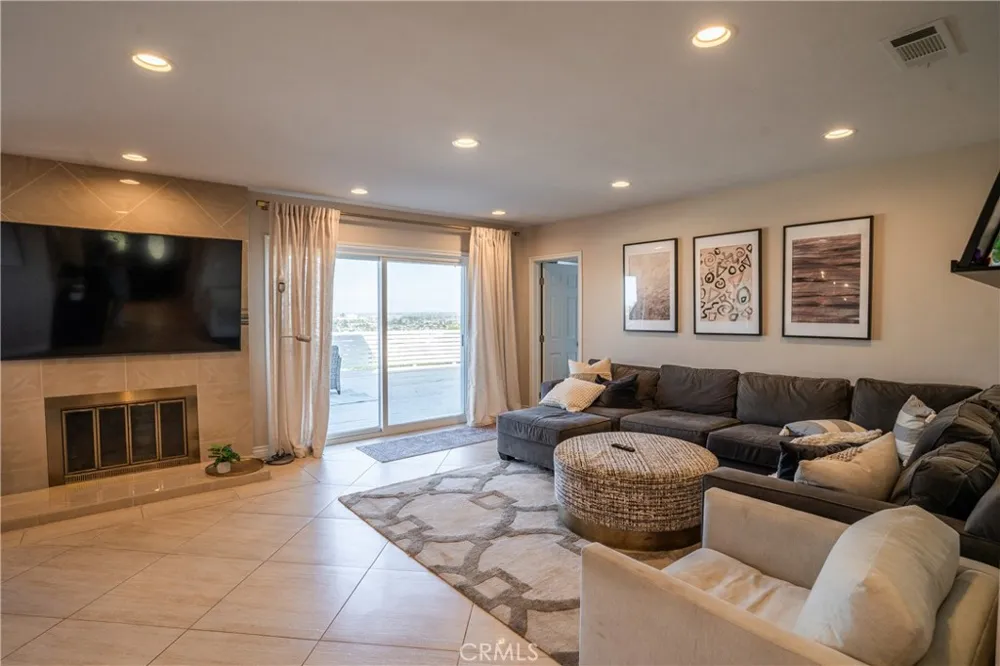 2067 Glentree Lomita, CA 90717