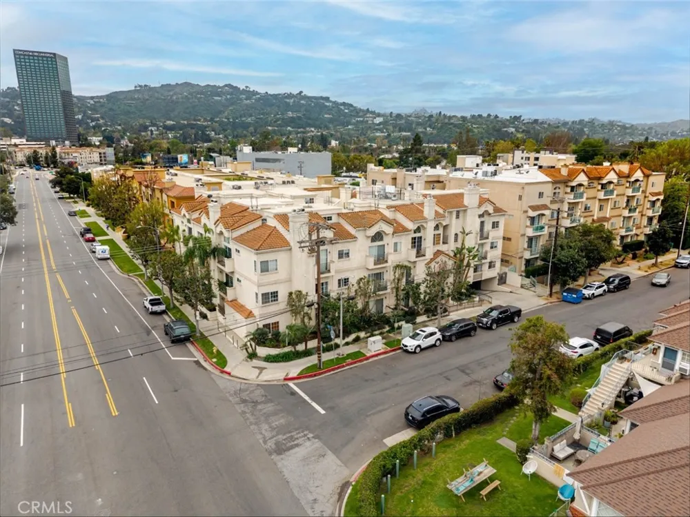 10604 Valley Spring Lane #105 Toluca Lake, CA 91602