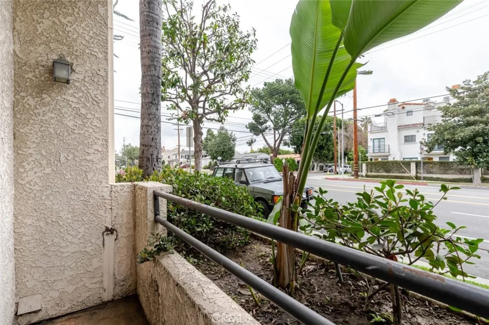 10604 Valley Spring Lane #105 Toluca Lake, CA 91602