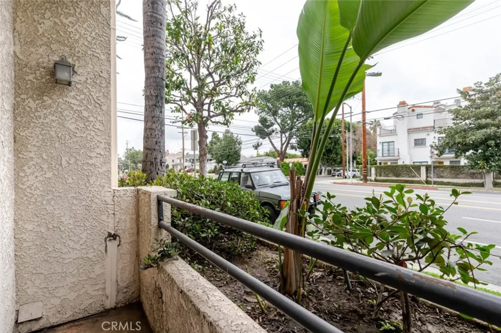 10604 Valley Spring Lane #105 Toluca Lake, CA 91602