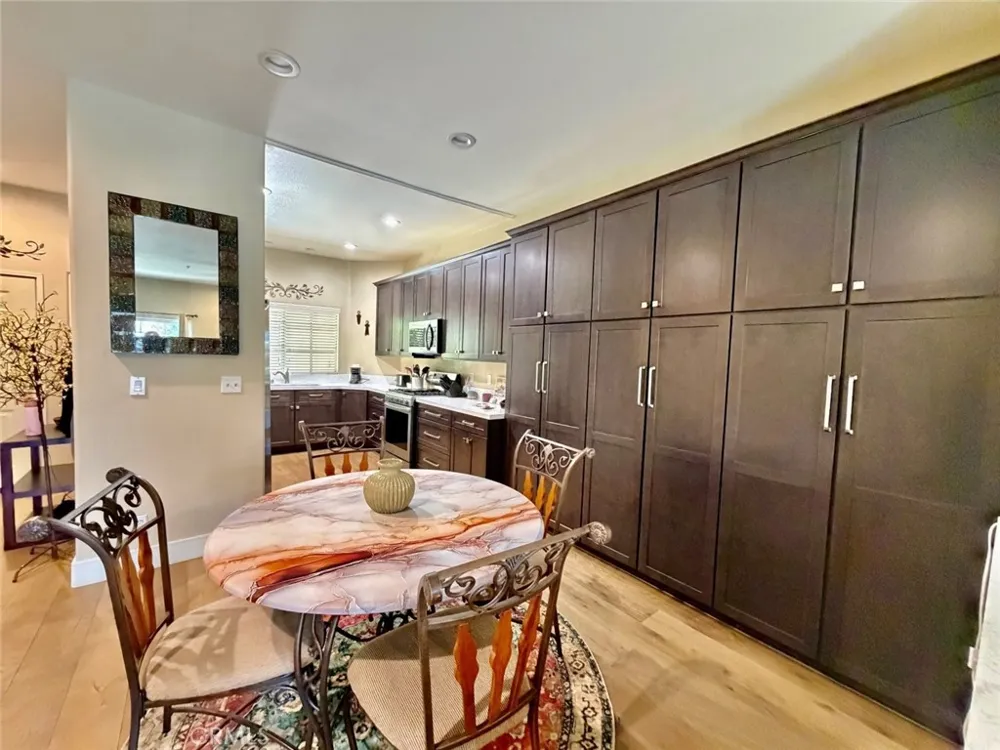 10604 Valley Spring Lane #105 Toluca Lake, CA 91602