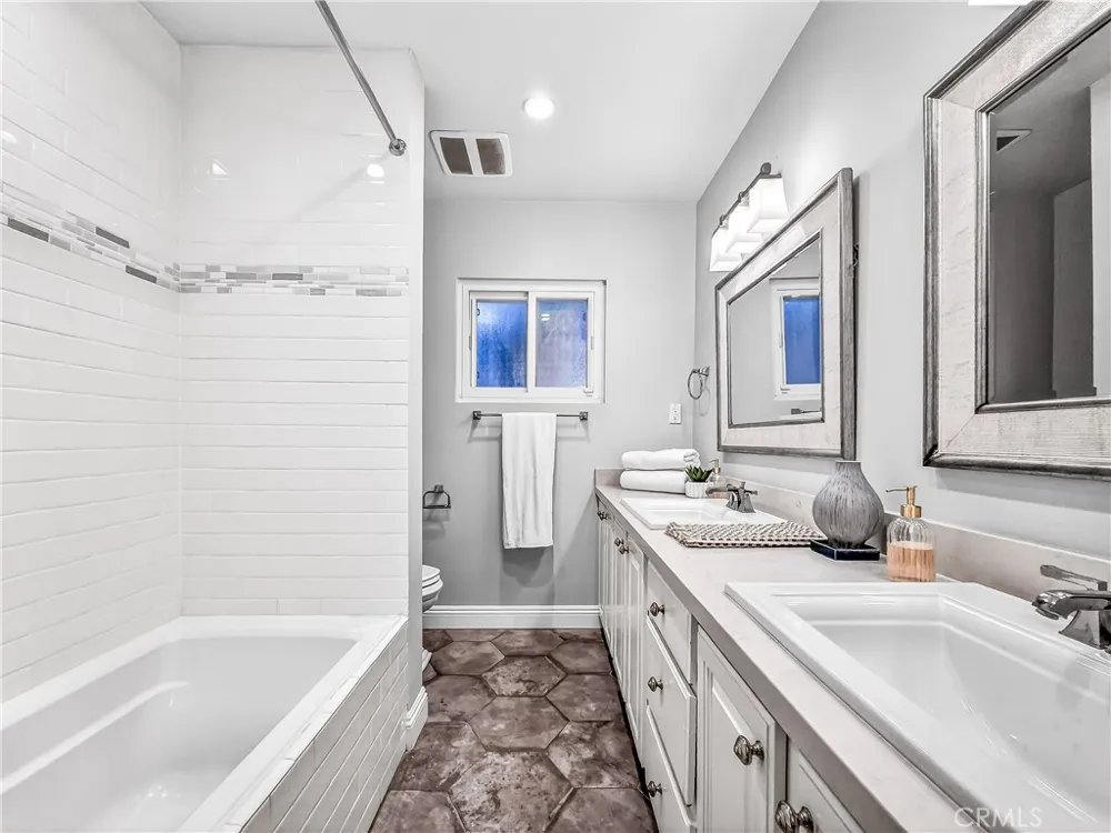 7313 S Earldom Avenue Playa del Rey, CA 90293