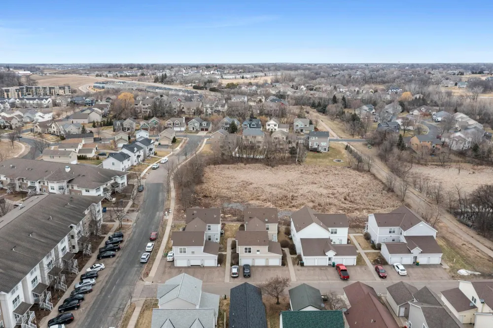 2923 Hemingway Drive Chaska, MN 55318