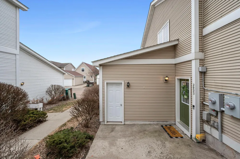 2923 Hemingway Drive Chaska, MN 55318
