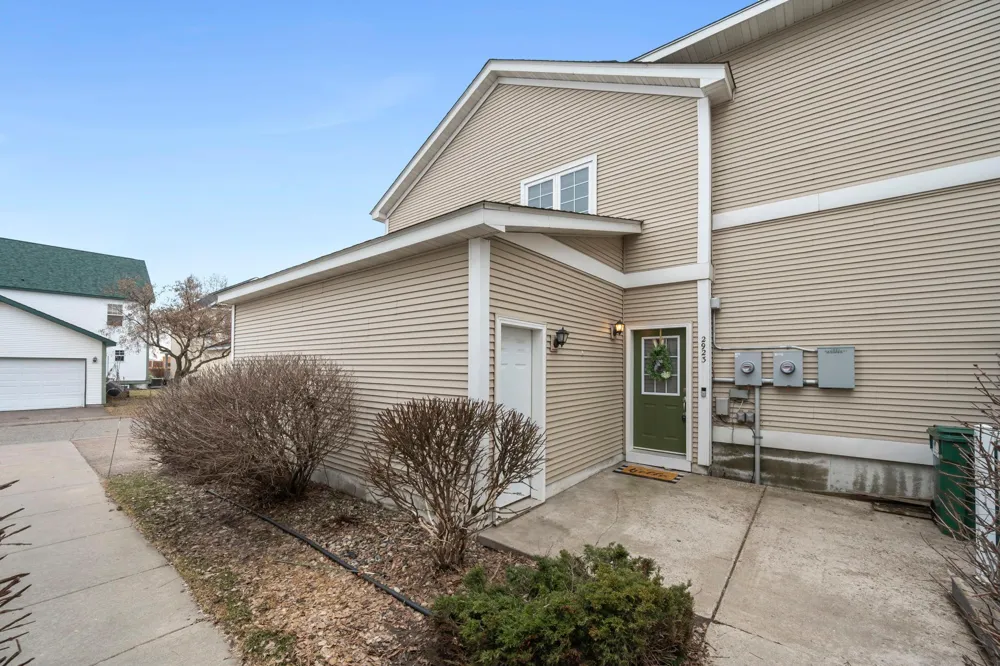 2923 Hemingway Drive Chaska, MN 55318
