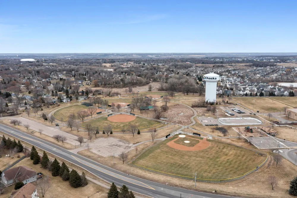 2923 Hemingway Drive Chaska, MN 55318