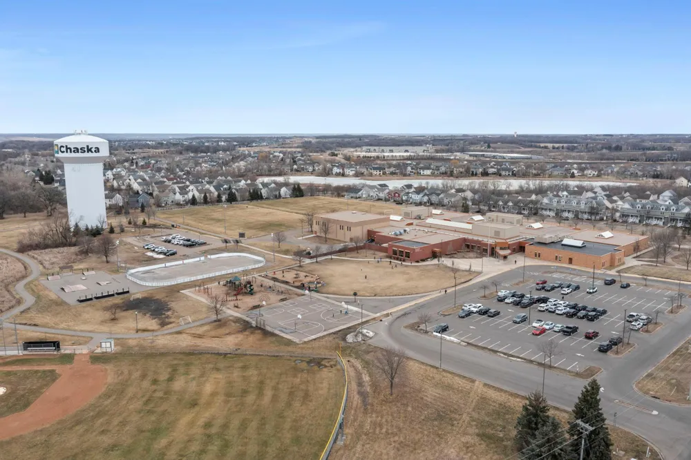 2923 Hemingway Drive Chaska, MN 55318