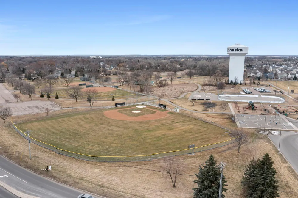 2923 Hemingway Drive Chaska, MN 55318