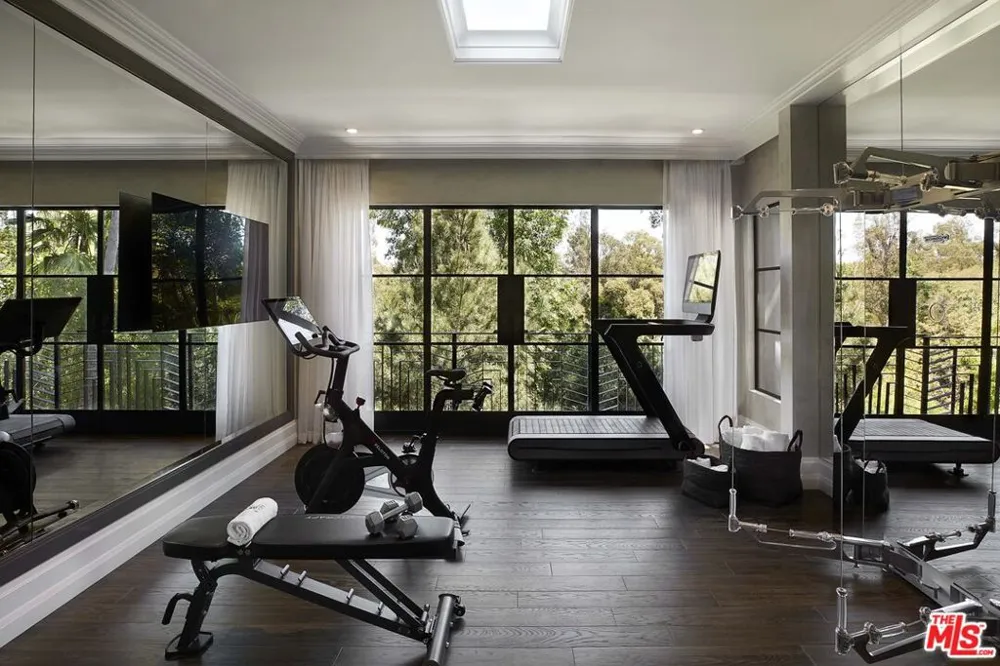 107 Delfern Drive Los Angeles, CA 90077